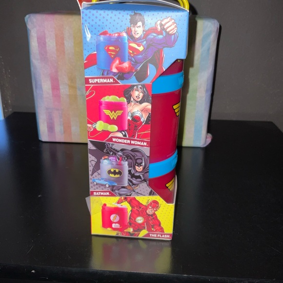 Justice League Wonder Woman Snack Containers - Picture 5 of 9